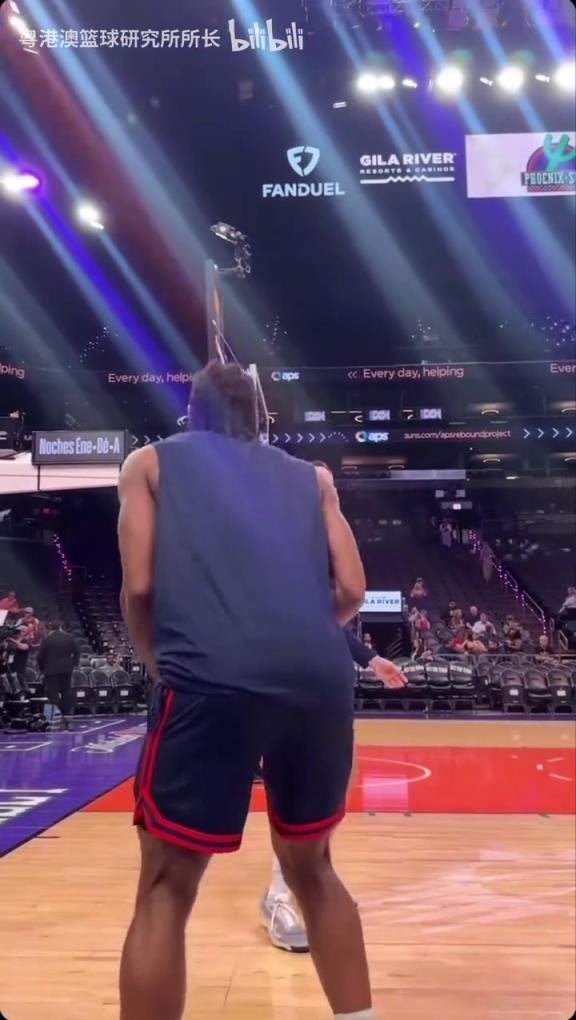 機器人級別的靜態(tài)身體！近距離看小卡的賽前熱身！