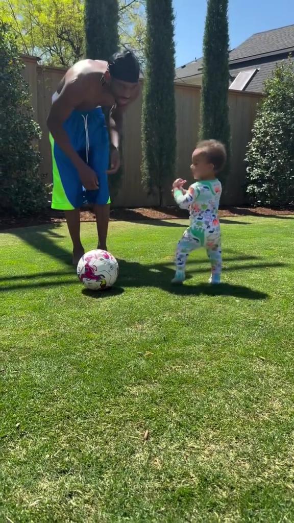 足球要從娃娃抓起！SGA帶娃踢足球，小孩摔倒時鼓掌“嘲笑”！