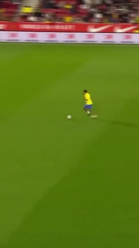 45歲還開掛！小羅再現(xiàn)牛尾巴過人，微笑單挑門將輕松打進(jìn)